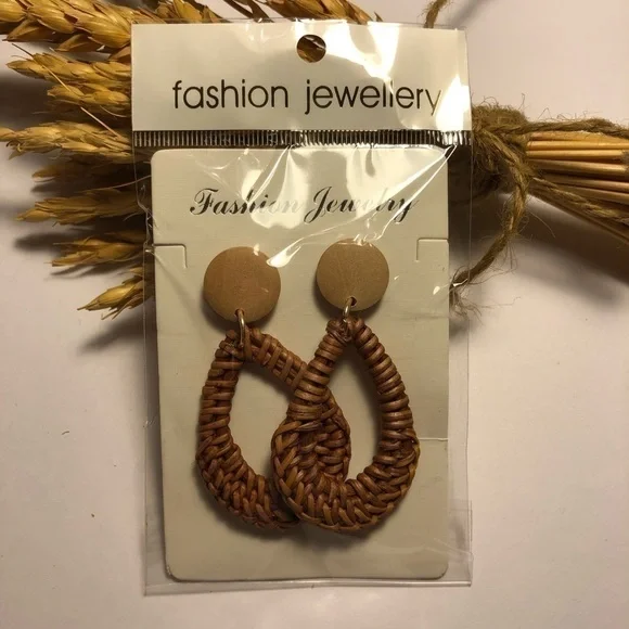 BAMBOO/STRAW Weaved Oval Hoop Earrings. - Picture 6 of 7